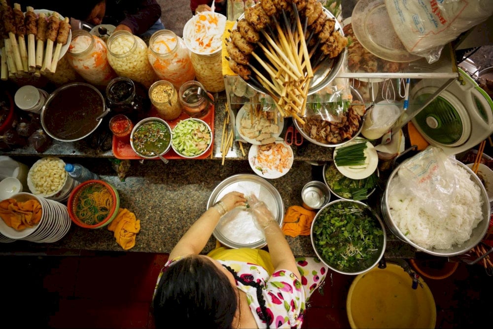 Gian hàng bún nem nướng trong chợ